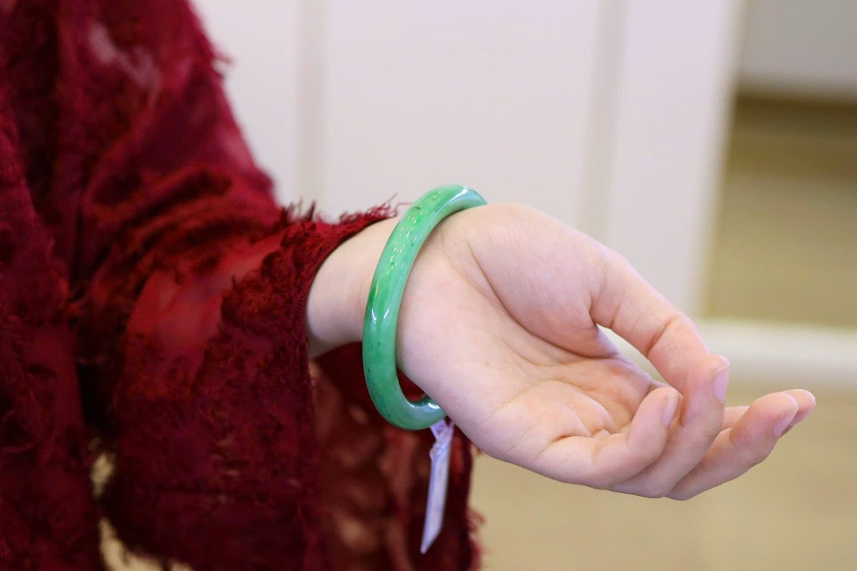 Tặng Vòng Ngọc – Trao Yêu Thươn