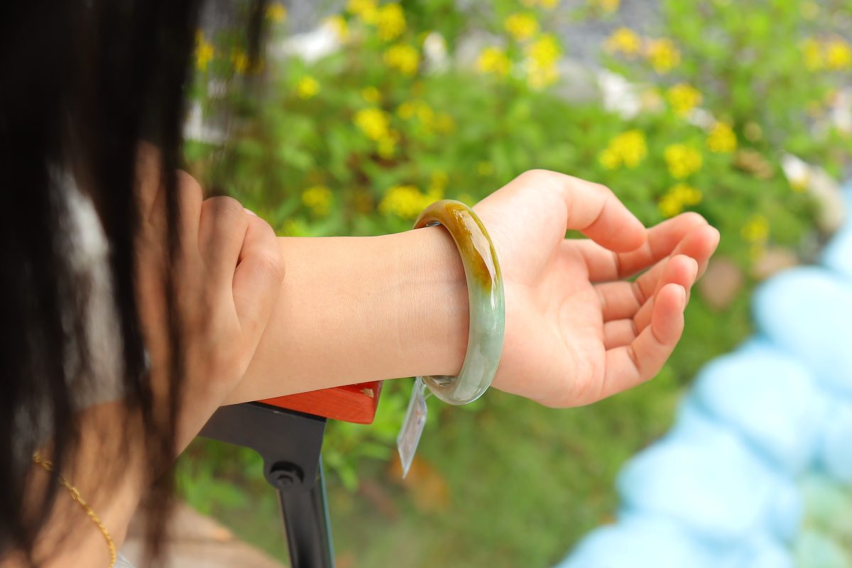 Tỏa Sáng Khí Chất Với Vòng Ngọc Cẩm Thạch Phú Quý