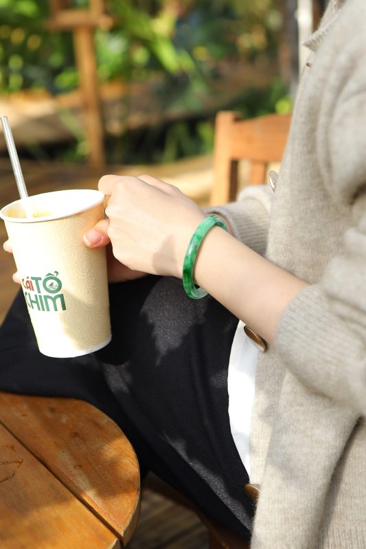 Vòng ngọc cẩm thạch chính là vũ khí sức mạnh tăng thêm tự tin và khí chất, khiến phụ nữ luôn tỏa sáng.